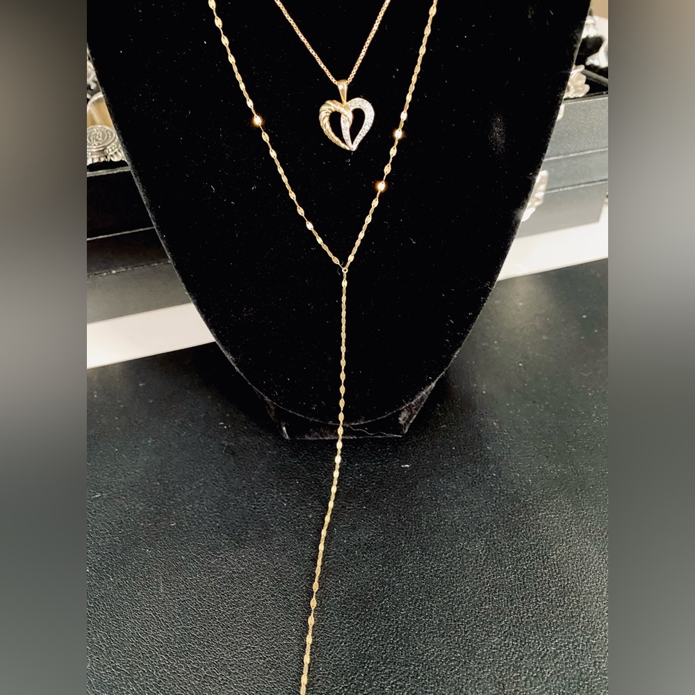 14k gold beautifully delicate lariat chain.